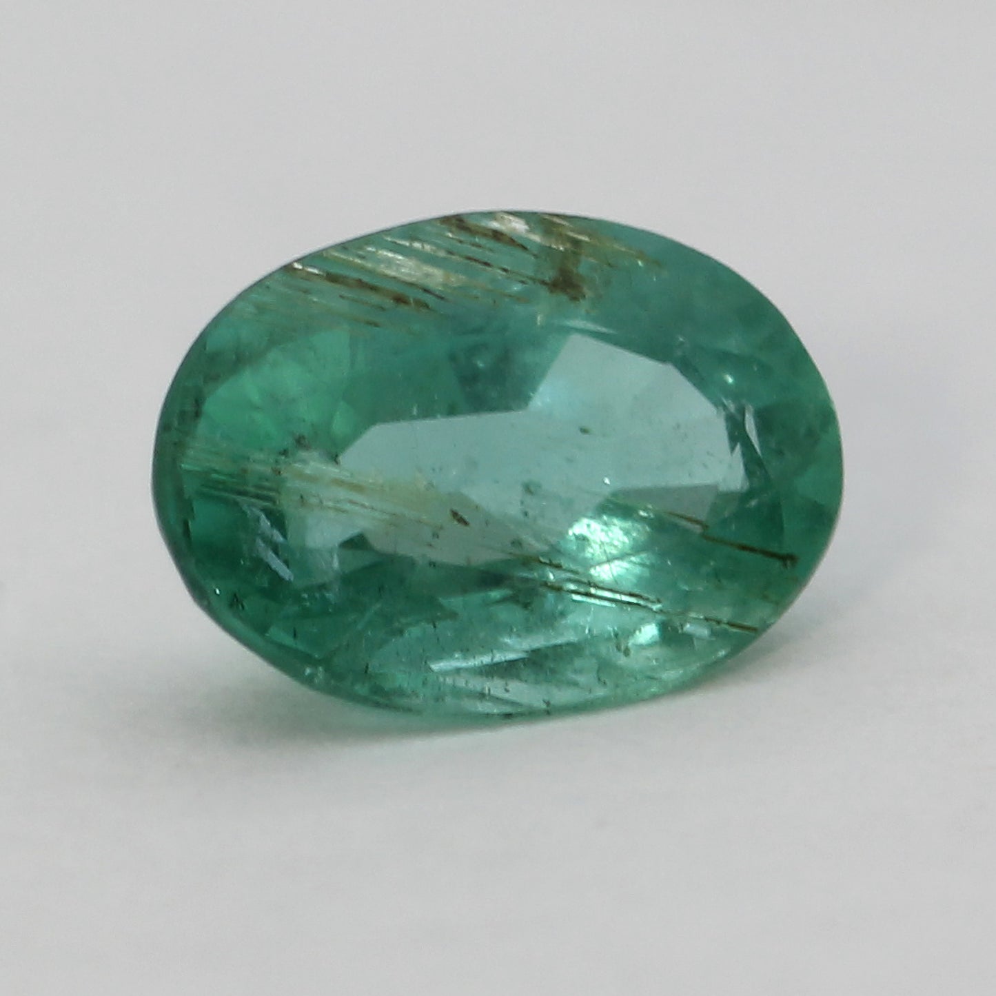 oval cut faceted emerald 0.68 ct