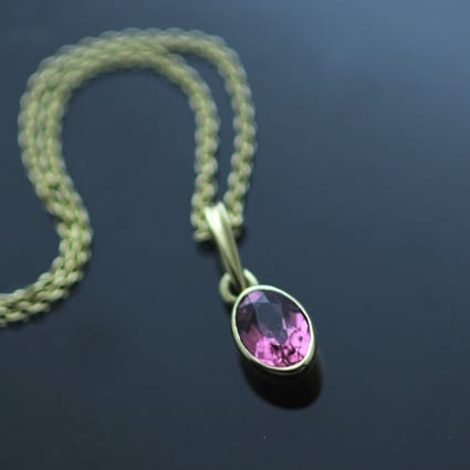 OVAL CUT PINK TOURMALINE SET IN 18CT YELLOW GOLD NECKLACE