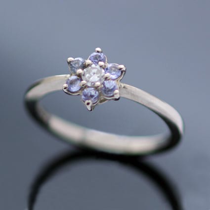 ROUND BRILLIANT DIAMOND & TANZANITE GEMSTONE FLOWER SET IN 18CT WHITE GOLD RING