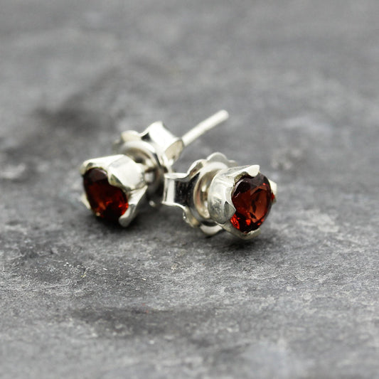 ROUND BRILLIANT CUT GARNET SET IN STERLING SILVER STUD EARRINGS