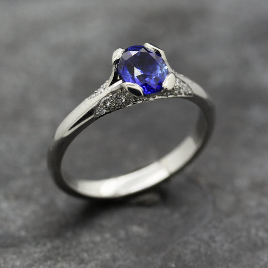 FLOWER OVAL CUT CEYLON SAPPHIRE & DIAMONDS SET IN PLATINUM