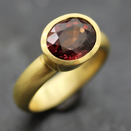 Oval Cherry Garnet in 18ct Yellow Gold