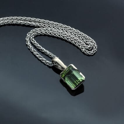 2.77ct GREEN TOURMALINE SET IN 14CT WHITE GOLD NECKLACE