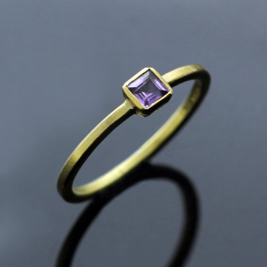 SQUARE CUT PURPLE SAPPHIRE SET IN 18CT YELLOW GOLD