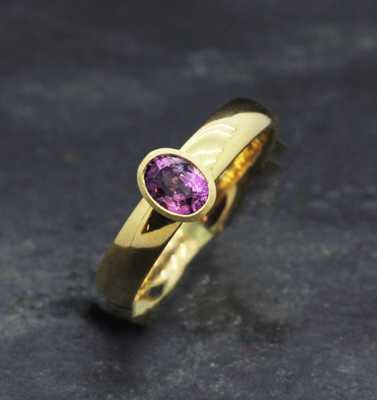 18ct Yellow Gold & Purple Sapphire Ring